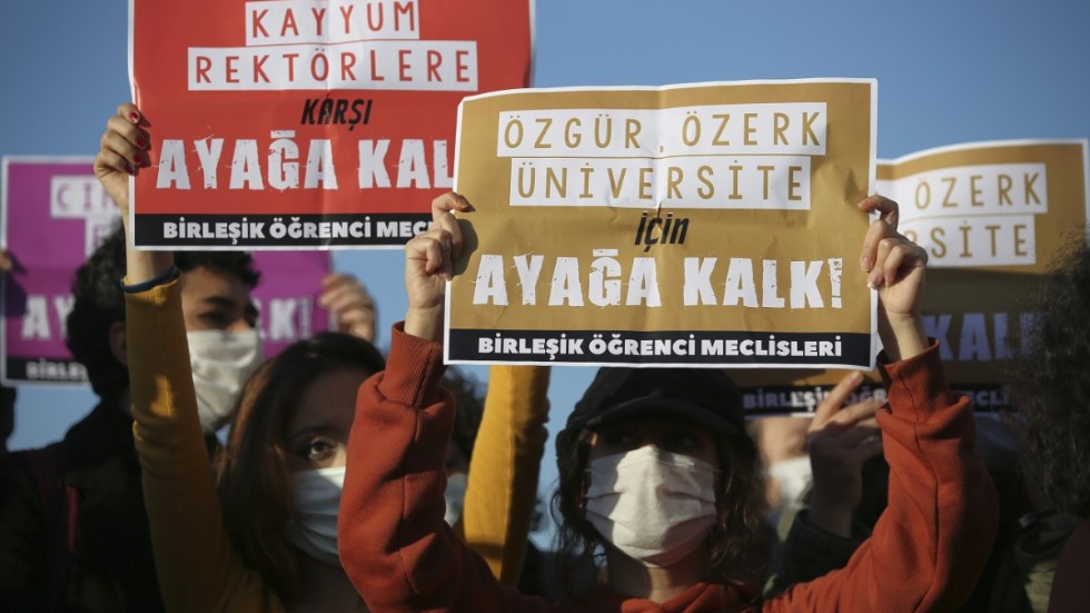 "Stå upp mot marionettrektorn", lyder ungefär budskapen på de demonstrerande studenternas skyltar.