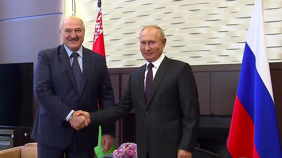 Tills vidare tycks Vladimir Putin ha bestämt sig för att låta Alexander Lukasjenko sitta kvar som Belarus president.