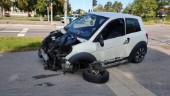 Mopedbil totalförstörd efter krock i korsning
