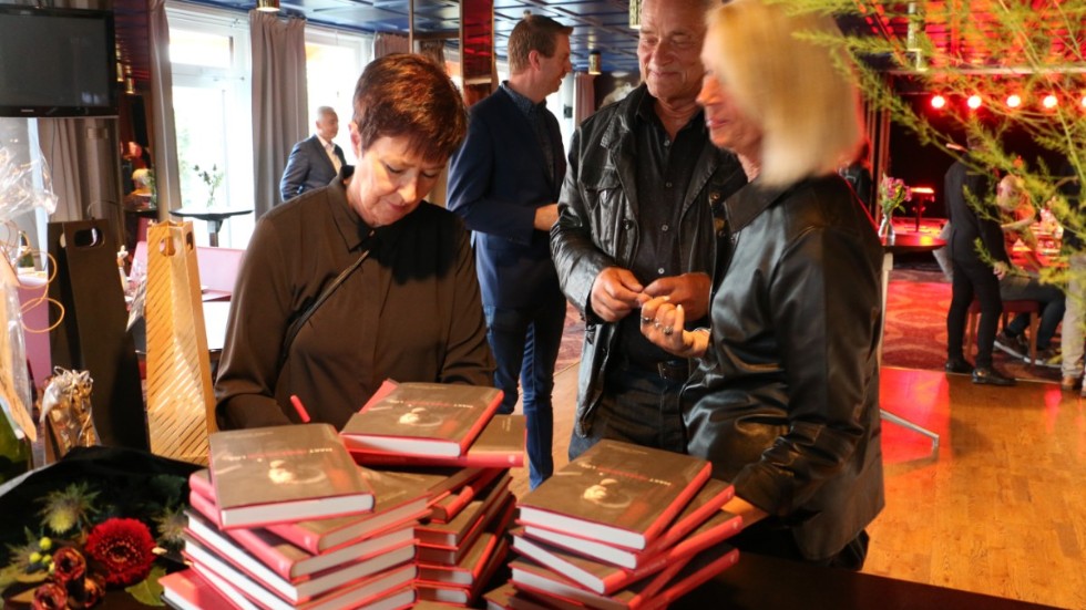 Många passade på att få sina böcker signerade. Som till exempel Kerstin och Roland Mattsson, som var med på releasefesten på hotellet.