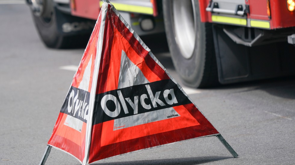 Två personer fick föras till sjukhus efter singelolycka på väg 210 i Östergötland. Genrebild.