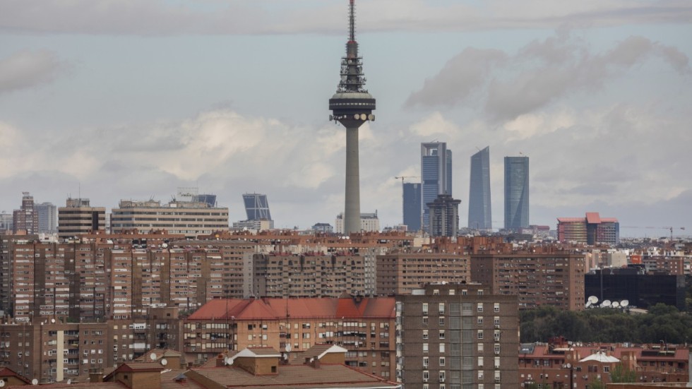 Regionalstyret i Madrid inför nya restriktioner, men centralregeringen vill se besked för hela huvudstaden med omnejd.
