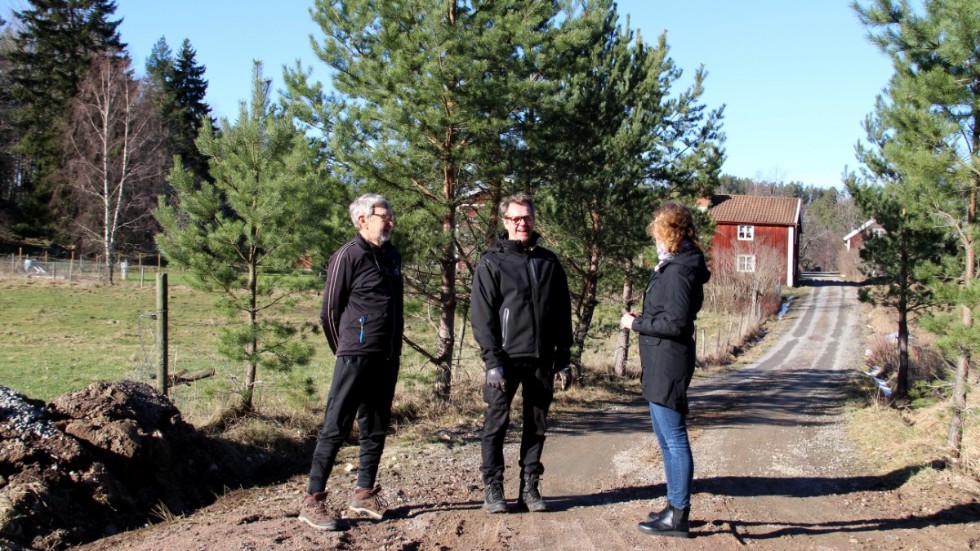 Torbjörn Carlsson, Krister Söderqvist och Johanna Landin Rosell är fastboende i byn Sätra. Här har fastigheterna gått ihop i ett byalag för att få till en fibergrävning.