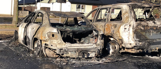 Flera bilar totalförstörda i brand under natten