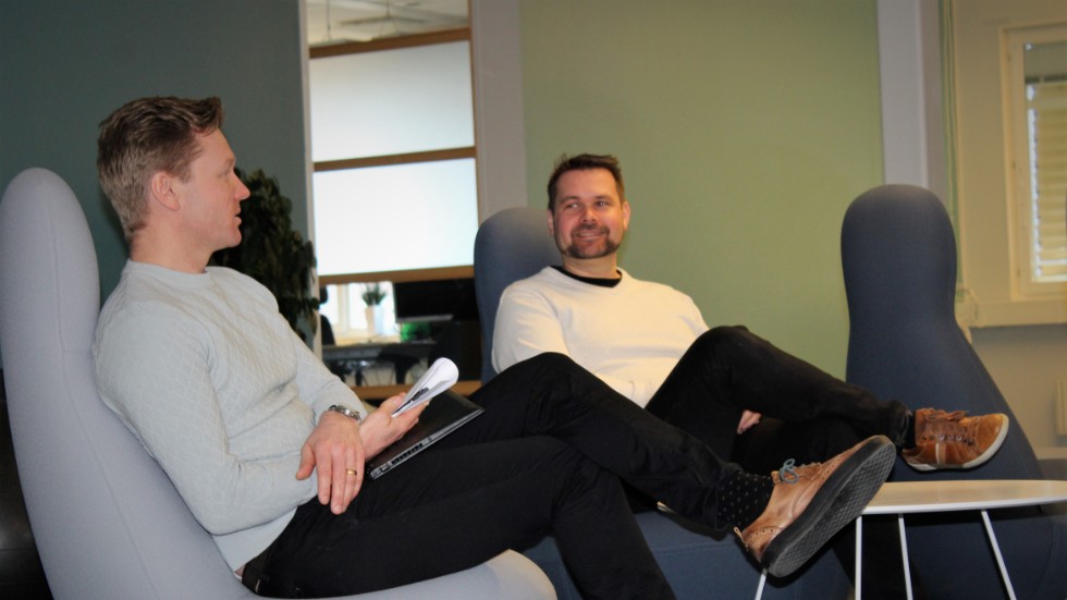 Henrik Valeskog, HR-chef på Nira Dynamics och Jonas Löfgren, teamchef, testar nya kontorsfåtöljer.