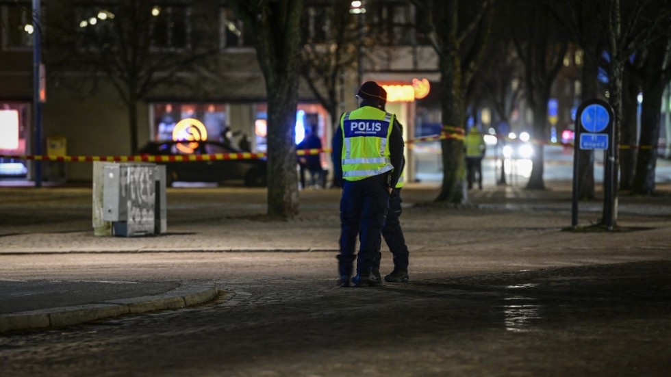 Polis bevakar den plats i centrala Vetlanda där en man på onsdagen attackerade flera personer med ett tillhygge.