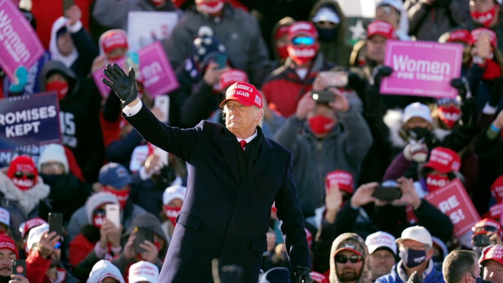 Donald Trump sprintar in i det sista, här på en flygplats i Iowa på söndagen.