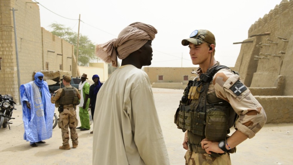 Svenska soldater framför Djinguerebermoskén i Timbuktu 2015.