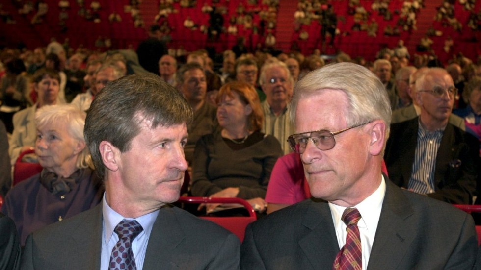 Den här fina bilden har några år på nacken. Carl Bennet och Ingvar Carlsson på bolagsstämma med Telia där de båda var styrelseledamöter 2001. 
