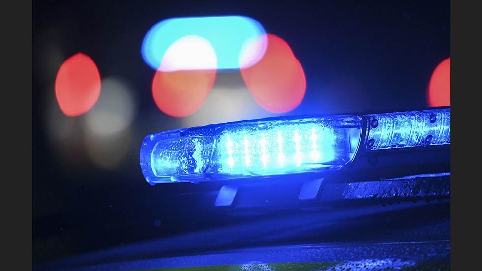 Polisen fick larm om en trafikolycka, där en bilist kört rakt in i en villaträdgård i Silverdalen. Det finns en misstänkt förare.