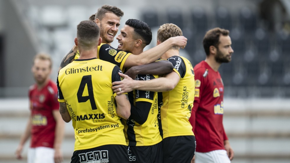Häckens Johan Hammar grattas efter hans 1–0-mål hemma mot Falkenberg på Bravida arena.