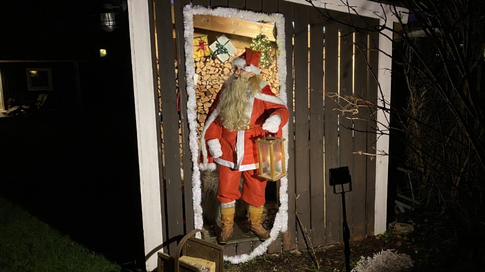 Alla barn borde få höra jultomten knacka på dörren på julafton. Skribenterna bakom debattartiklen hoppas på att Finspångs kommun ska skjuta till pengar så att det kan bli möjligt. 