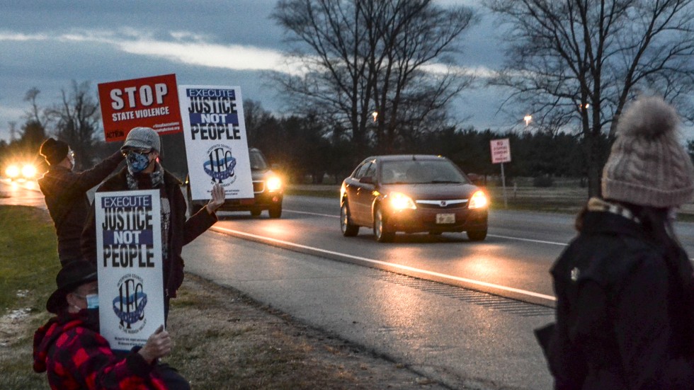 Demonstrationer mot dödsstraffet utanför högsäkerhetsanläggningen Terre Haute i Indiana, där många av de federala dödsstraffen verkställs.