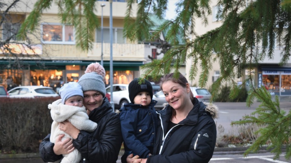 "Det bli kanske ingen tomte i år", säger systrarna Rebecca och Veronica Östlund som var ute på promenad med barnen Jimmy och Alex. De brukar hyra en tomte och det blir svårt under pandemin. Istället blir det god mat och Kalle Anka när familjen samlas. 