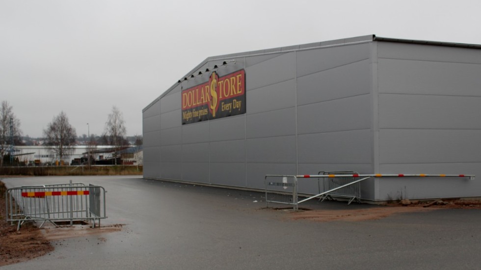 Bommar till parkeringen löste problemet med nedskräpning för Dollarstore i Vimmerby.