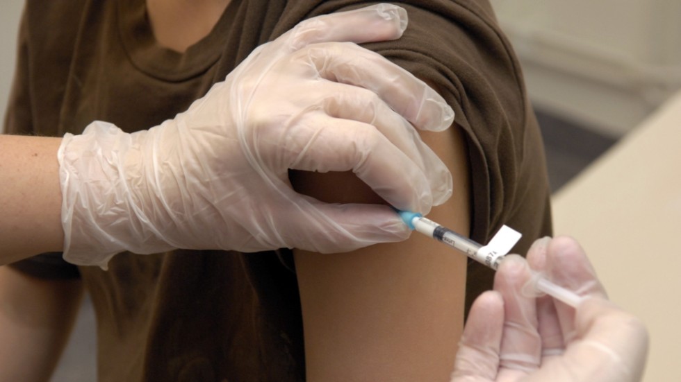 Vaccineringen inleds först i två av länets kommuner, Västervik och Mörbylånga.