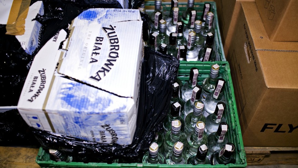 Två pensionerade bröder får fängelse för att ha smugglat flera tusen liter alkohol. Arkivbild från ett annat tillslag.