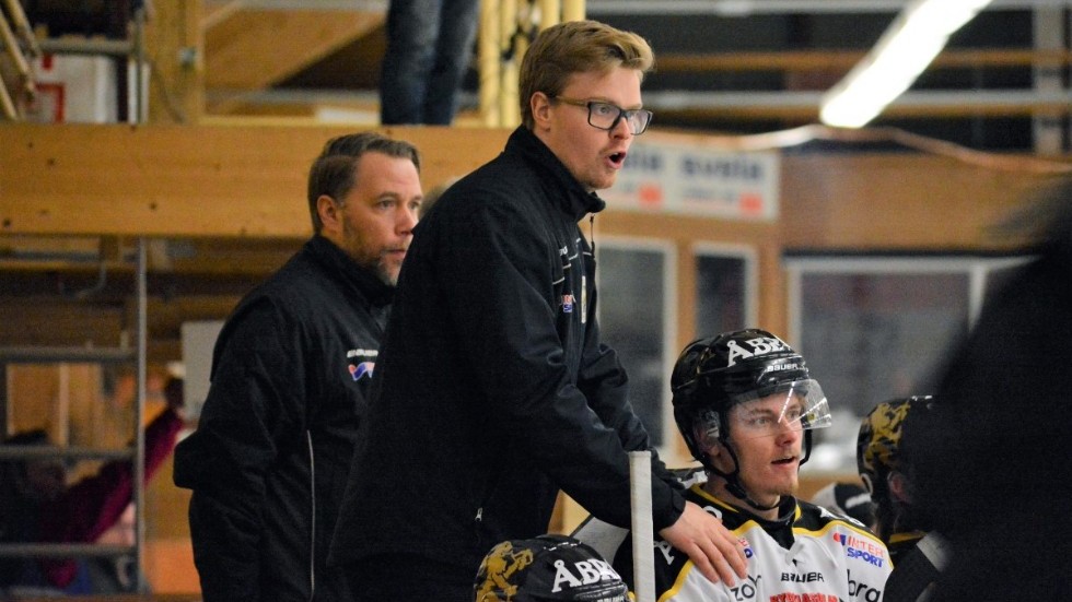 Karlskrona HK sparkar sin huvudtränare Mats Lusth. Vimmerbykillen Eric Karlsson tar över.