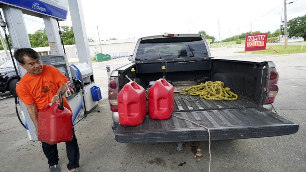 En man i Port Sulphur i Louisiana köper bränsle till sin generator inför orkanen Marcos ankomst.