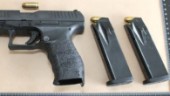 Mannen uppträdde nervöst – polisen hittade  vapen och ammunition i väskan