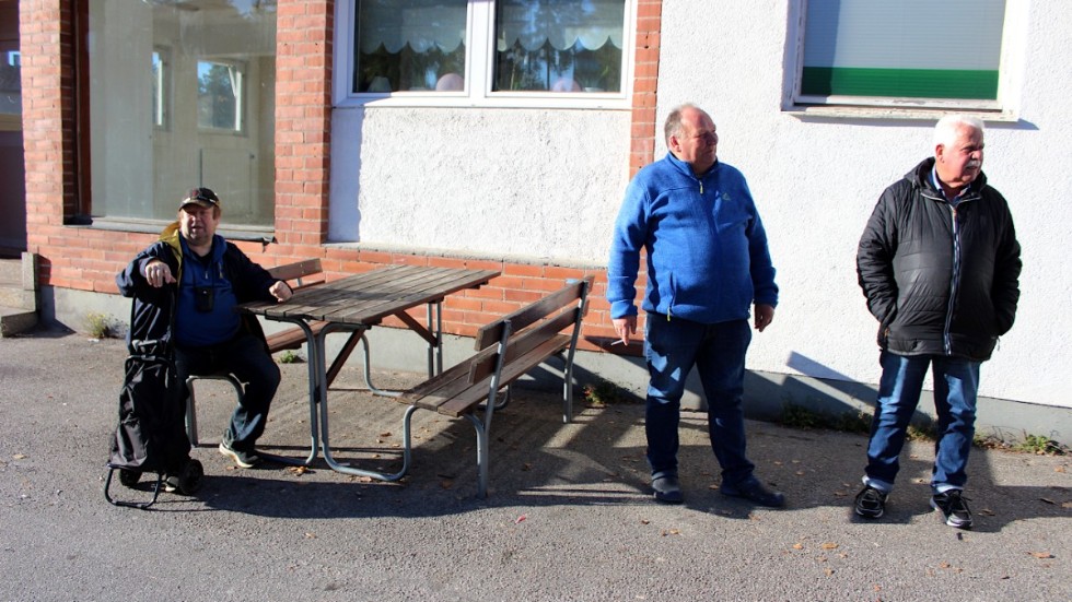 Allan Fransson, Jan-Erik Wester och Karl-Gösta Andersson samspråkar utanför Konsum. Alla tre bor i Ankarsrum och de tycker att det är trist med all skadegörelse som orten drabbats av på senare tid.