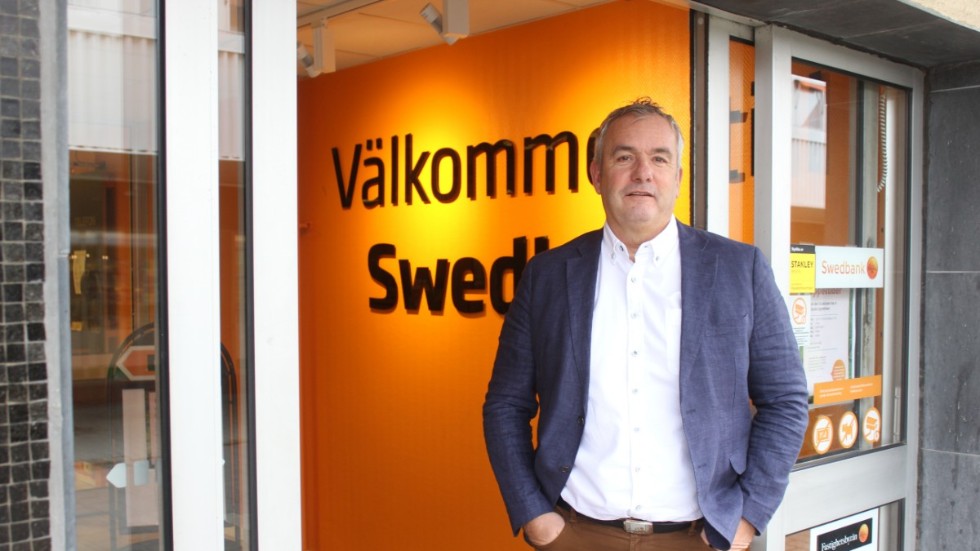 Kontorschef Ulf Månsson berättar nyheten att Swedbank öppnat sitt kontor i Hultsfred igen. Egentligen från och med måndag, men redan på onsdagen gjorde man en liten mjukstart.