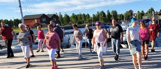 De dansar linedance hela sommaren på Västra kajen