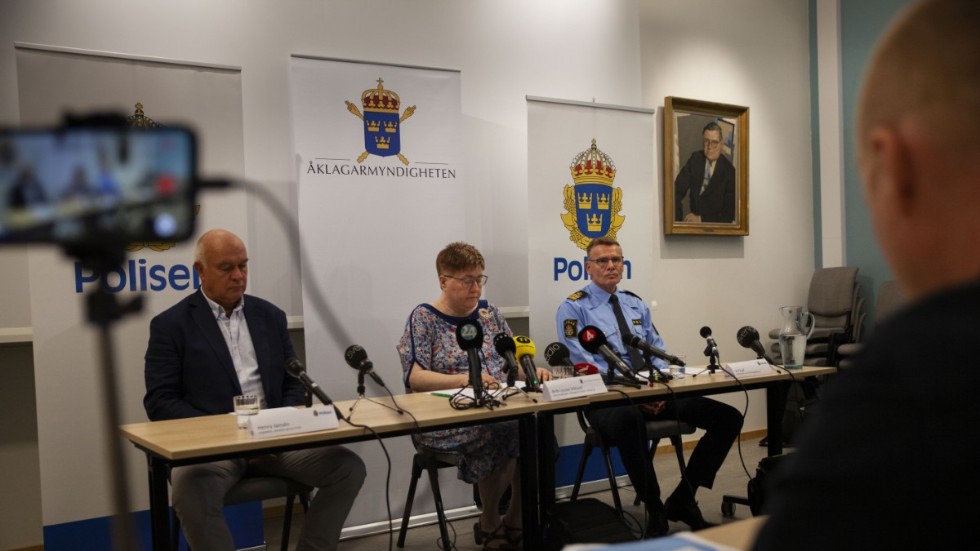Kammaråklagare Britt-Louise Viklund inleder presskonferensen. Kriminalinspektör Henry Jansén samt kriminalkommissarie Jan Staaf är på plats i lokalen i polishuset i Linköping.