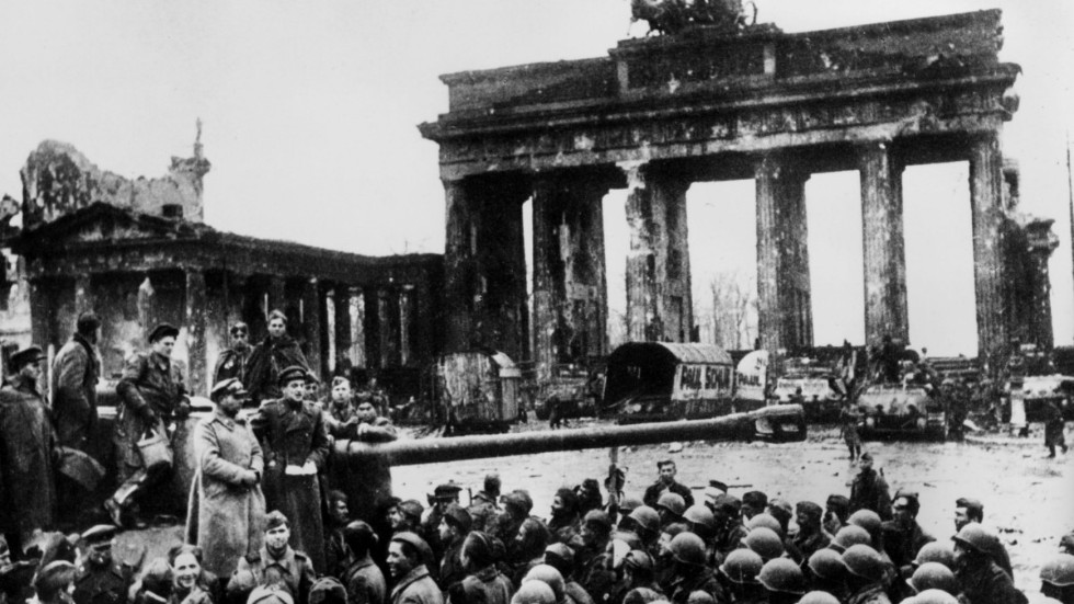 Berlin 1945; några år efter det att Otto och Anna mördades av nazisterna. Här ses kommunisterna från Sovjet ta över för att inom några år installera en ny diktatur. Nu är både nassar och rödingar borta. Låt dt så förbli.