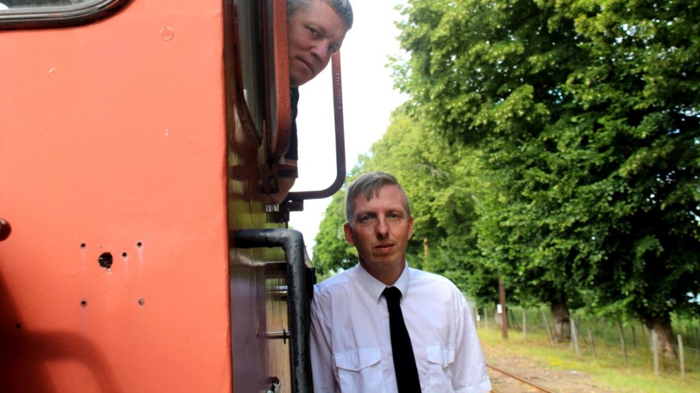 Daniel Niklasson och Peter Heller är mångsysslare i Tjustbygdens järnvägsförening. Peter flyttade in i järnvägsstationen i början av 2000-talet. 