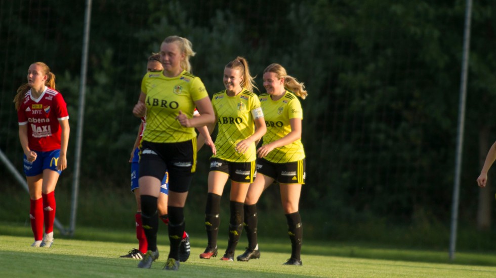 Första segern. Här firar Vimmerby ett av Nathalie Johanssons mål i 5–0-triumfen mot Boren.
