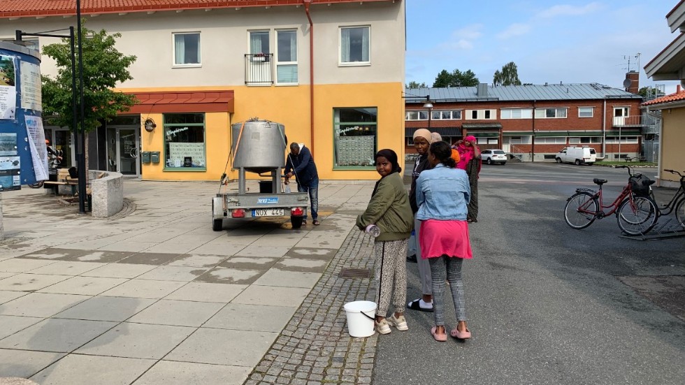 Torget i Österbymo är en av de platser där de drabbade ortsborna just nu kan hämta dricksvatten.