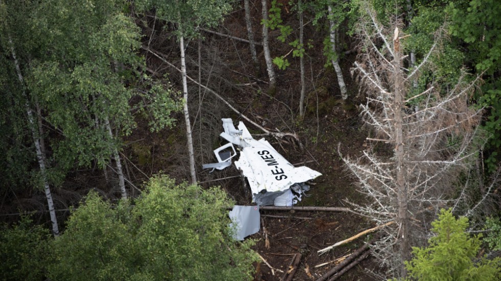 Resterna av flygplanet på ön Storsandskär utanför Umeå dagen efter olyckan den 14 juli. Arkivbild.