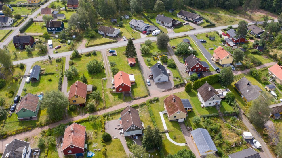 Jonathan Lindgren, expert på kommunala tjänster hos Villaägarna, skriver om en undersökning som visar att Oxelösund och Gnesta kan tillåta fler att få bygga villor.