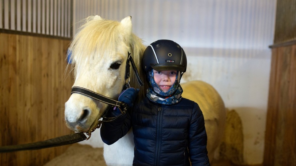 Wilda Beijer, 7, har ridit en dryg termin och längtar efter att få lära sig galoppera. 