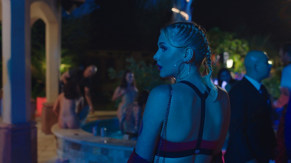 Sofia Kappel spelar Linnéa som söker sig till porrbranschen i Los Angeles i svenska filmen "Pleasure".   