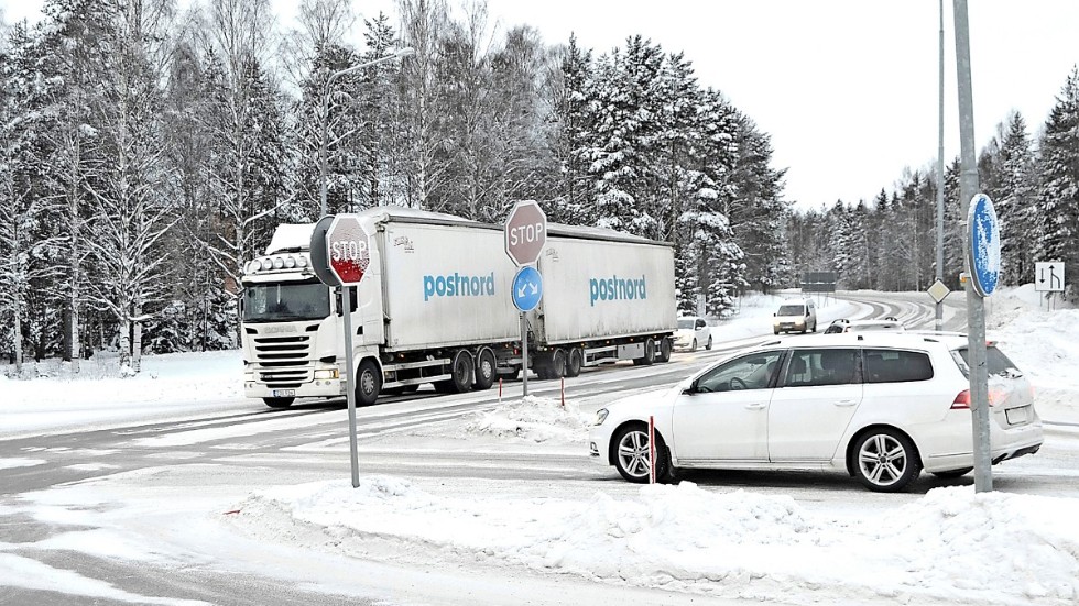 Trafikljus i korsningen Östra Leden–Torsgatan skulle underlätta, menar skribenten.