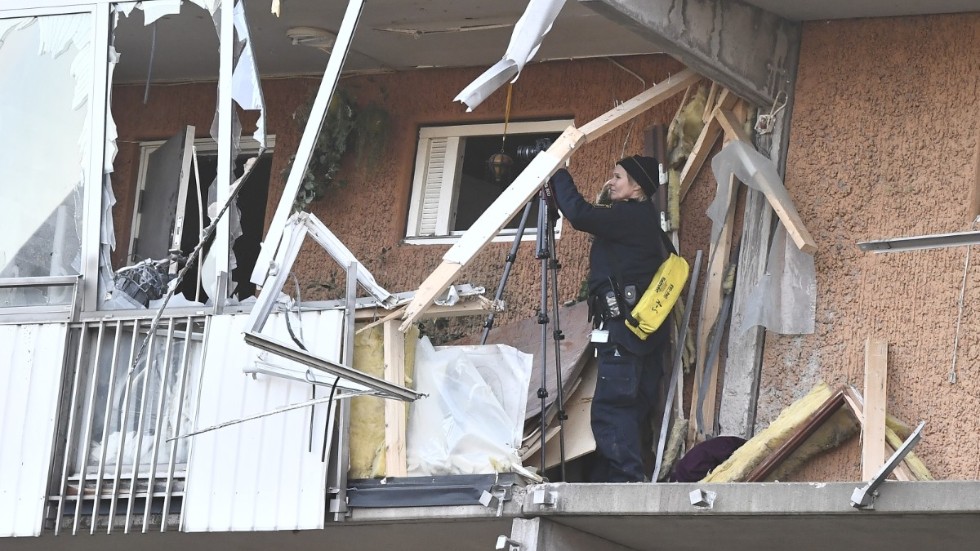 Platsen för explosionen i Husby morgonen efter smällen. Explosionen detonerade på fjärde våningen och en mängd fönster krossades på den intilliggande gården.