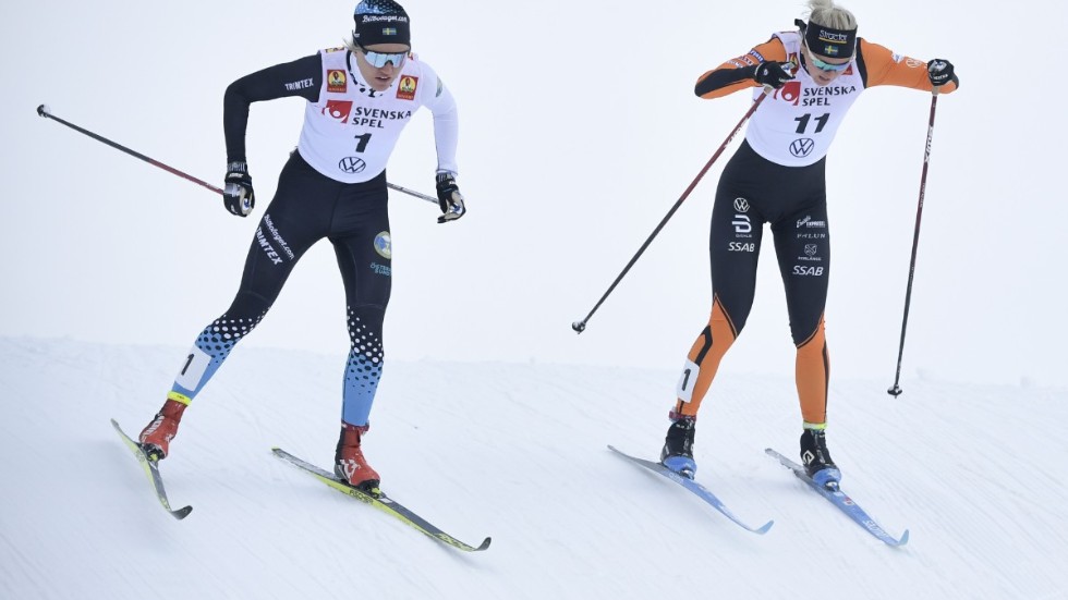 Linn Svahn, till vänster, tog sig förbi Maja Dahlqvist och säkrade fortsatt sprintåkning i Bruksvallarna. Dahlqvists tid räckte för semifinal.