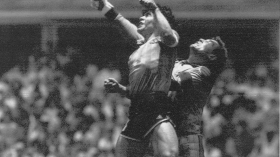 Diego Maradona slår in bollen med handen förbi Englands målvakt Peter Shilton i VM-kvartsfinalen 1986. Arkivbild.