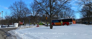 Bil körde in i snövall – räddningstjänsten ryckte ut