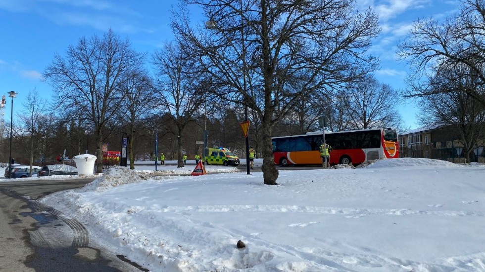 Räddningstjänstens larmades ut till en trafikolycka på Söderleden sedan en personbil kört in i en snövall.