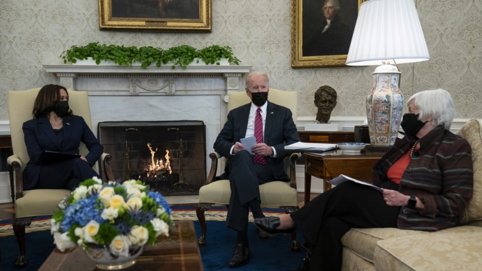 Brasan sprakar i bakgrunden när USA:s president Joe Biden och vicepresident Kamala Harris träffar finansminister Janet Yellen. Arkivbild.