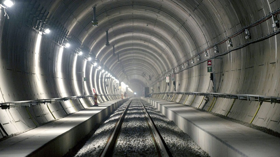 Skribenten föreslår att man bygger en tunnel för både E4 och Norrbotniabanan. 