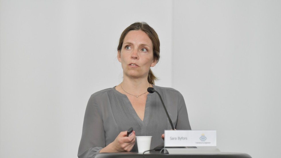 Sara Byfors är biträdande avdelningshef på Folkhälsomyndigheten och förväntas presentera nya regler gällande karantän vid covid-19.