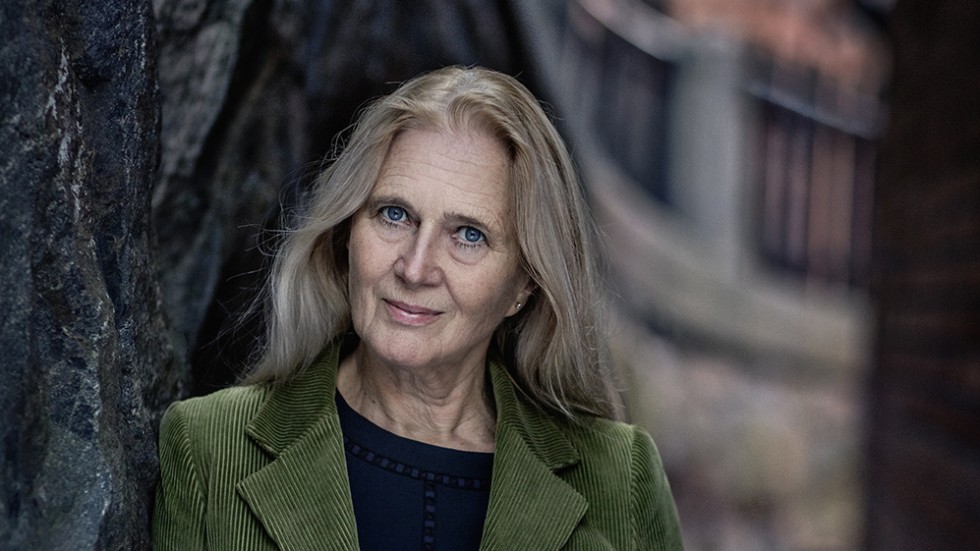 Katarina Frostenson är poet och tidigare ledamot av Svenska Akademien. Hon är gift med den så kallade kulturprofilen, som hon liksom i boken "K" (2019) fortsätter att försvara i nya boken "F".
