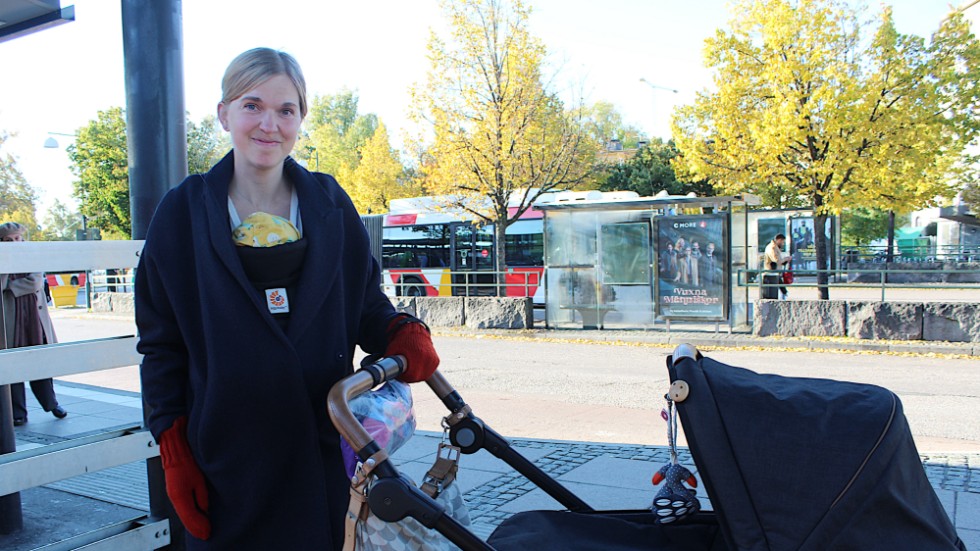 Lotta Pelling med dottern Ester, tre månader, har väntat i 45 minuter på resecentrum i Linköping. 