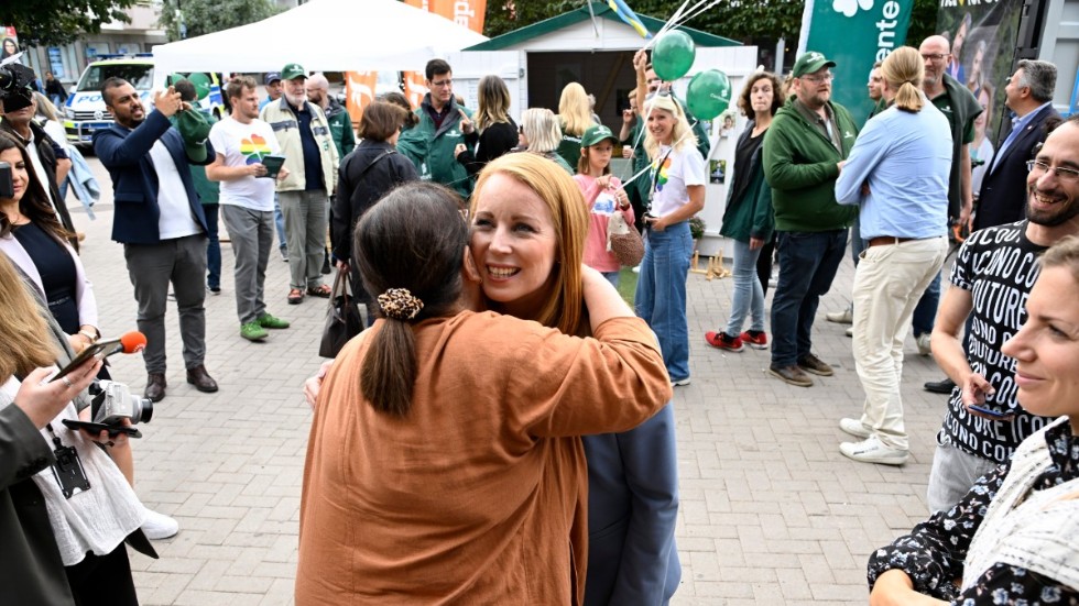 Centerledaren får en kram när hon kampanjar i Solna Centrum.