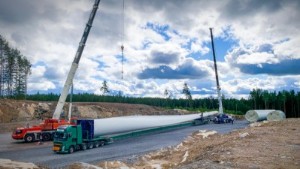 Nu fraktas 20 ton tunga rotorblad till Tjällmo: "Hela projektet har ett värde på cirka 750 miljoner kronor" 