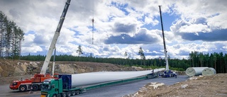 Nu fraktas 20 ton tunga rotorblad till Tjällmo: "Hela projektet har ett värde på cirka 750 miljoner kronor" 